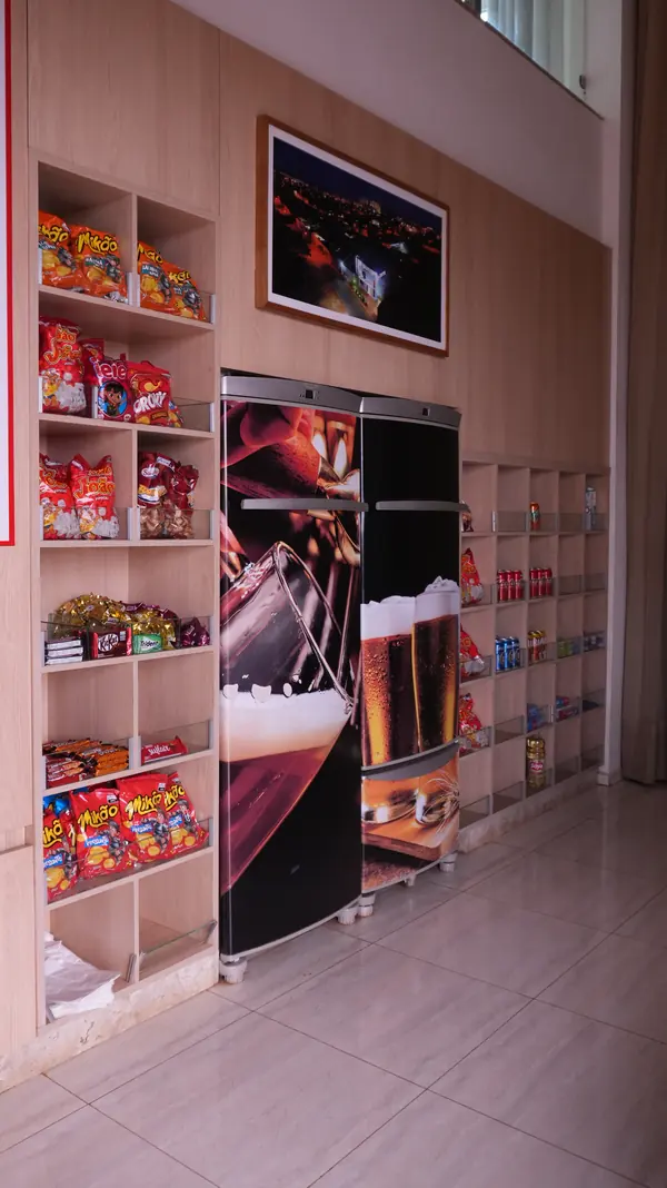 Conveniência da recepção, com geladeiras e lanches