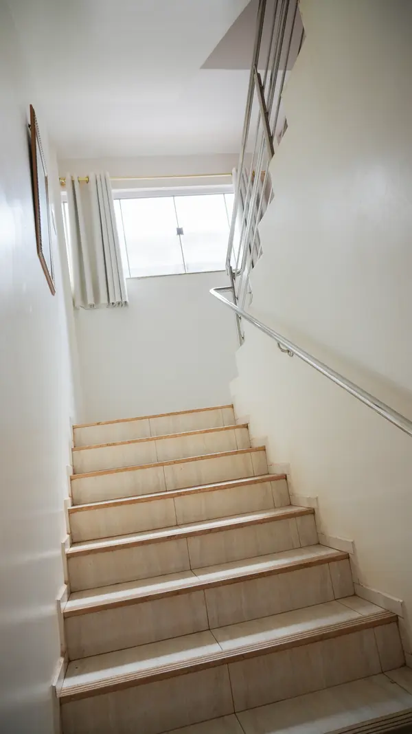Escada de acesso ao andar de cima