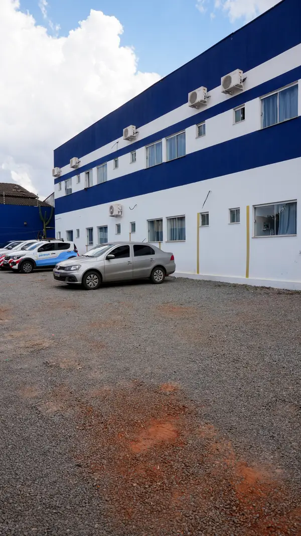 Estacionamento amplo em frente às suítes