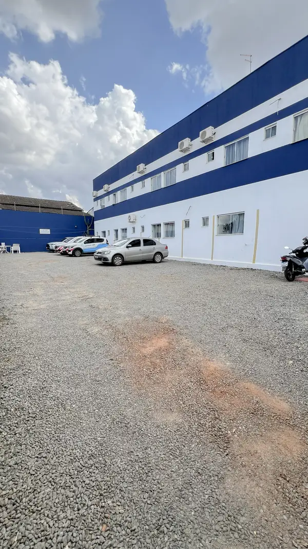 Estacionamento ao lado do prédio das suítes