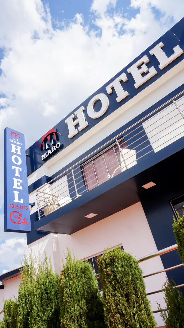 Fachada do Maro Hotel com a placa