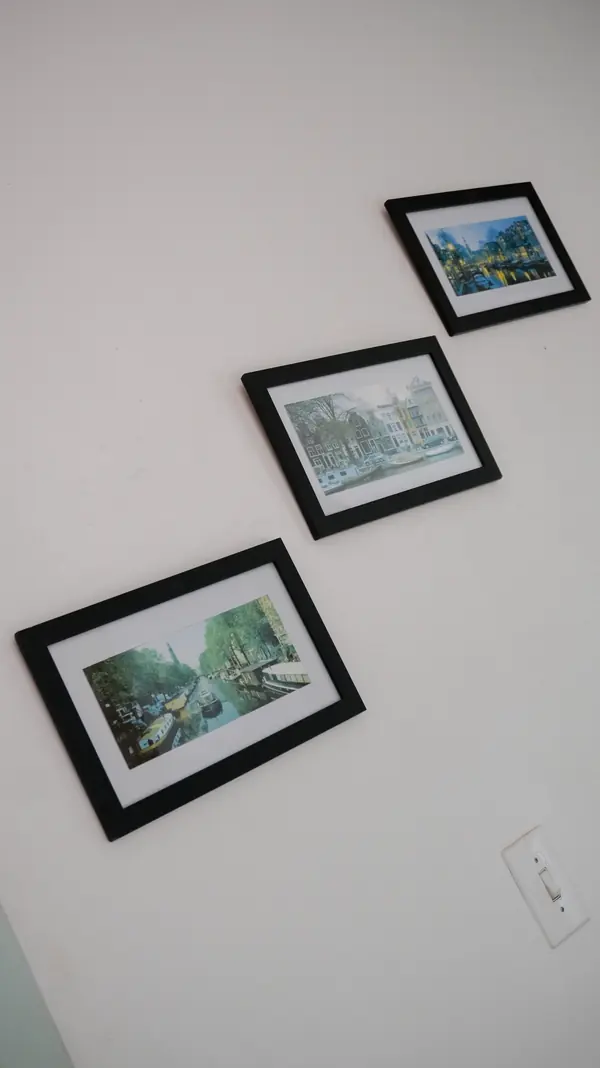 Quadros na parede do hotel