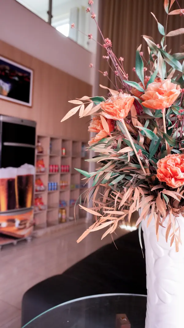 Arranjo de flores na recepção