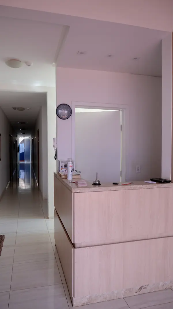 Balcão da recepção e corredor de entrada