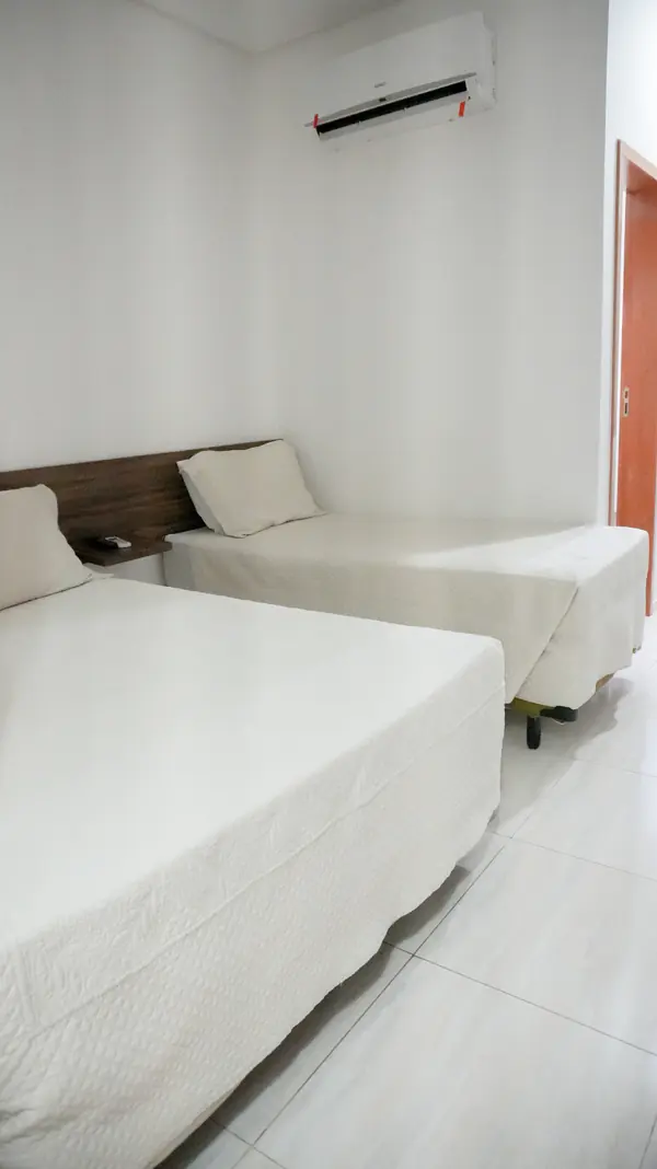 Cama de casal e cama de solteiro lado a lado